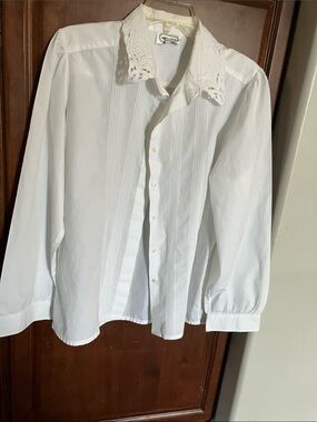 Elegant White Women's Button-Up Blouse with Embroidered Collar
